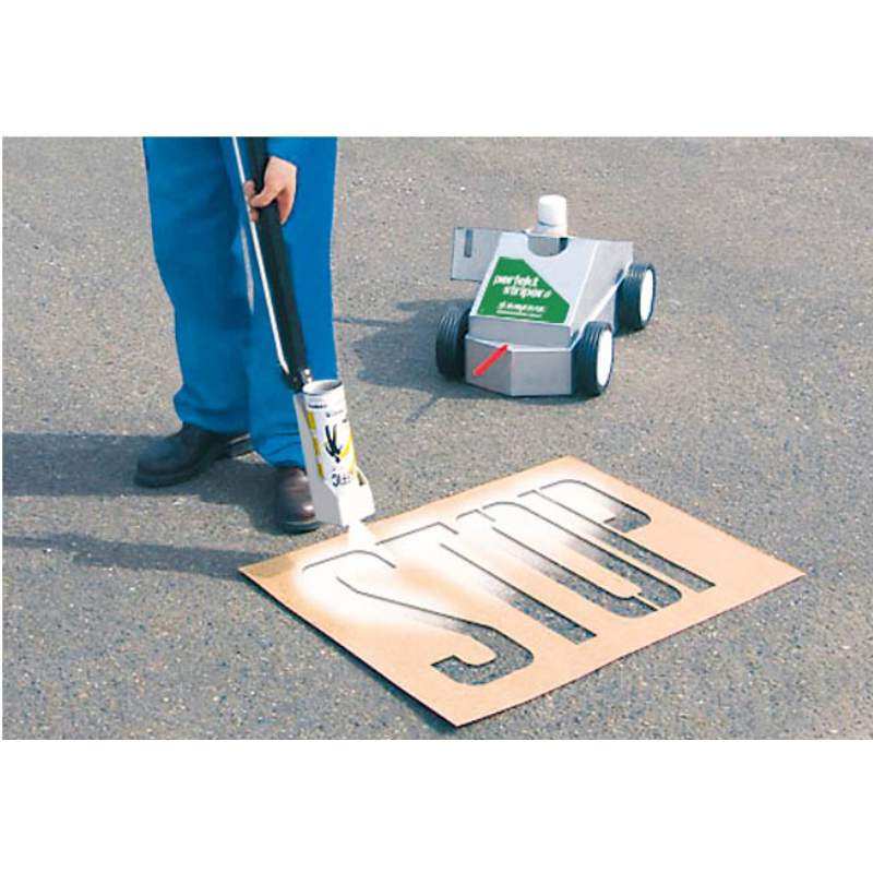 Aufsprühen von "STOP" mit Schablone